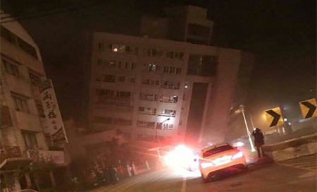 Un sismo de magnitud 6.4 provoca el derrumbe de un hotel en Taiwán 